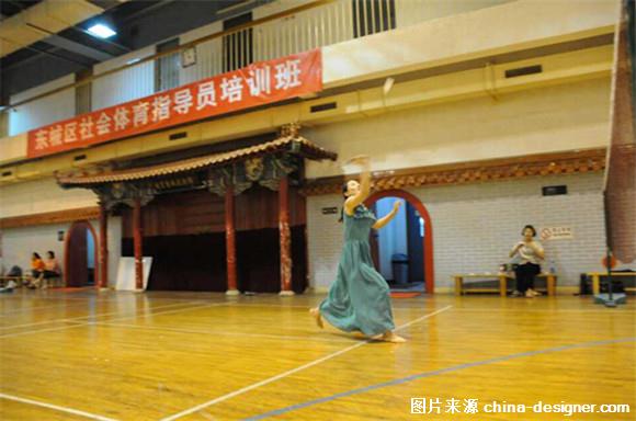 福溢家居美女轻盈步伐